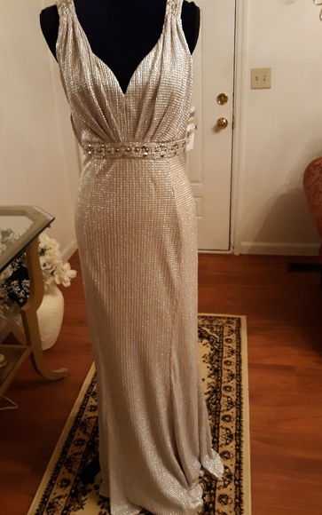 Dresses & Skirts - 💛Stunning evening gown💛